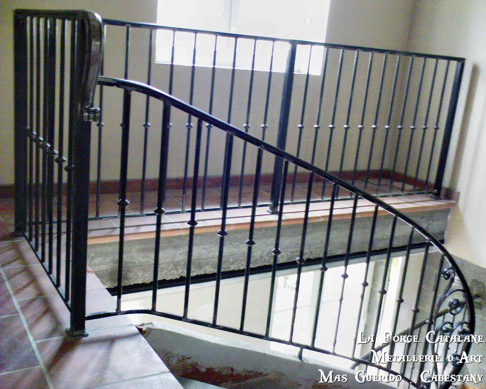 rampant barreaux droit avec bagues volutes main courante forge catalane.jpg